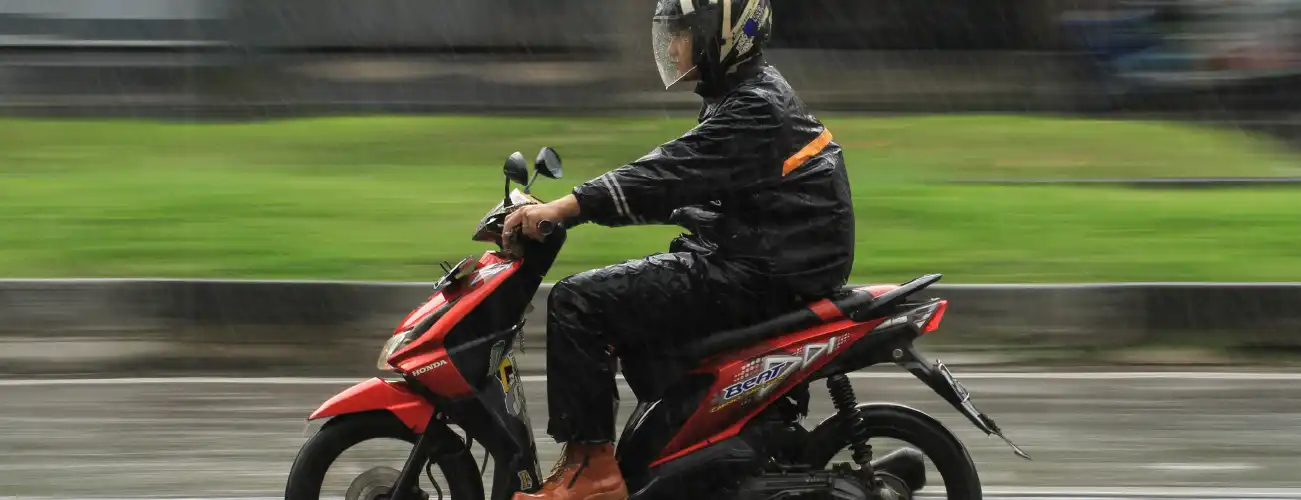 conducción segura bajo la lluvia en moto