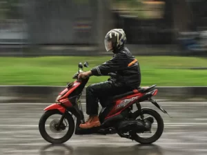 conducir una moto bajo la lluvia